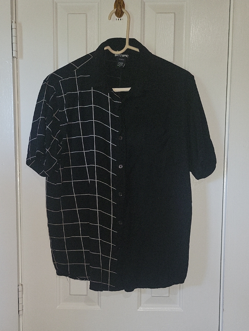 HOT TOPIC Black Short-Sleeve Button-Down with White Windowpane Grid